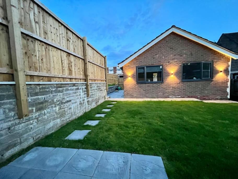 Modern Bungalow In Good Location Aberdulais ภายนอก รูปภาพ