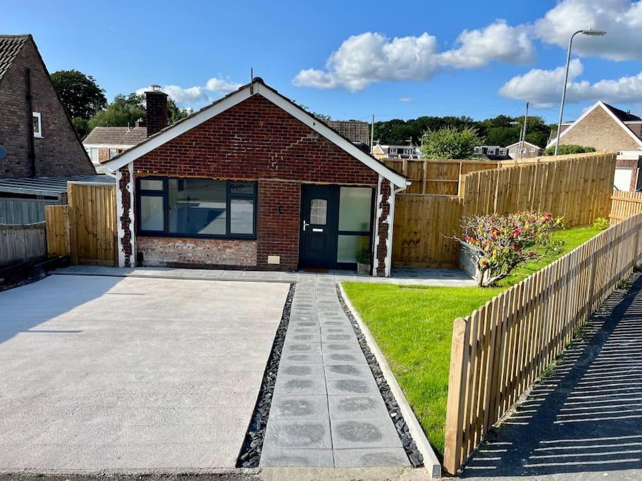 Modern Bungalow In Good Location Aberdulais ภายนอก รูปภาพ