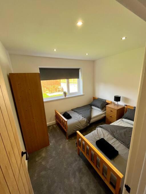 Modern Bungalow In Good Location Aberdulais ภายนอก รูปภาพ