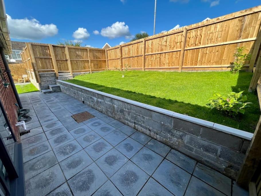 Modern Bungalow In Good Location Aberdulais ภายนอก รูปภาพ